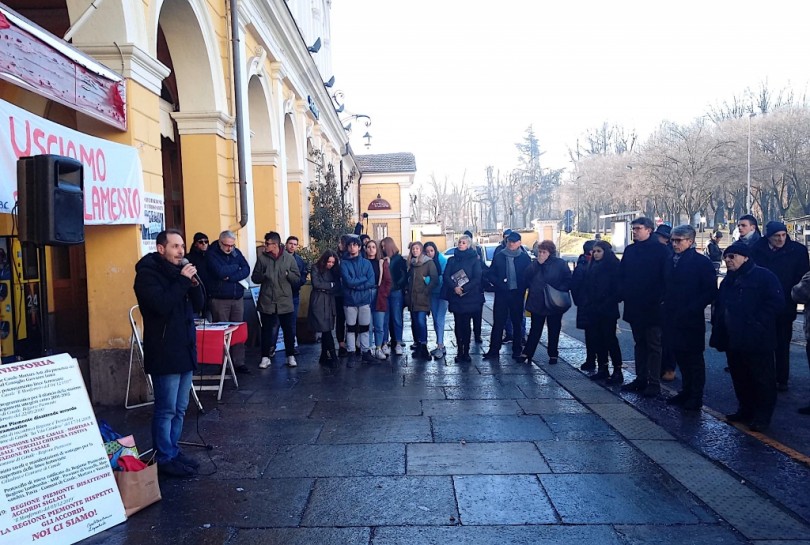 La mobilitazione per riavere i treni: sit-in alla stazione